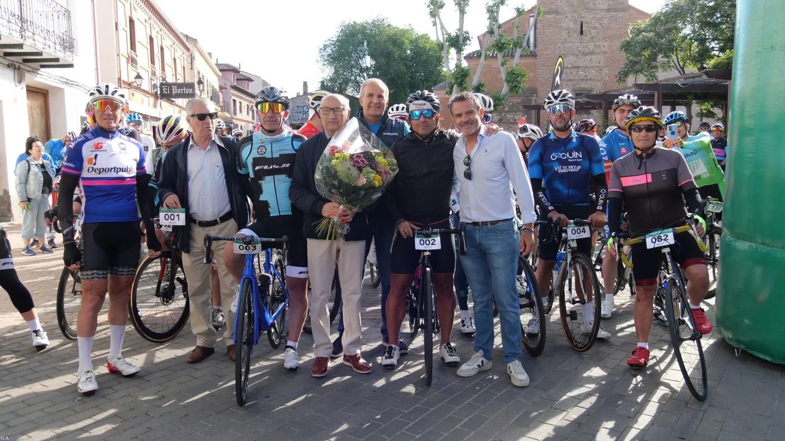 Participantes y organización posan en la salida de la marcha en Alovera, con los primeros dorsales